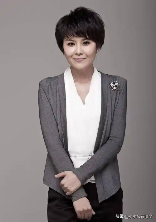 王宁作为央视女性新闻评论员,王宁点评中很少出现犀利的批评和尖锐的