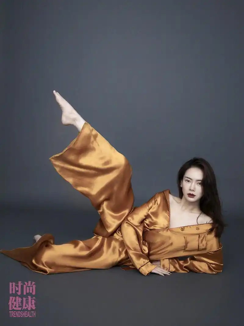 李承铉夫妇四周年结婚纪念日,当天全裸出镜为公益活拍摄《时尚健康》