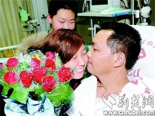 各界网友致敬"挡刀哥" 女青年"嫁人就嫁王劲松"