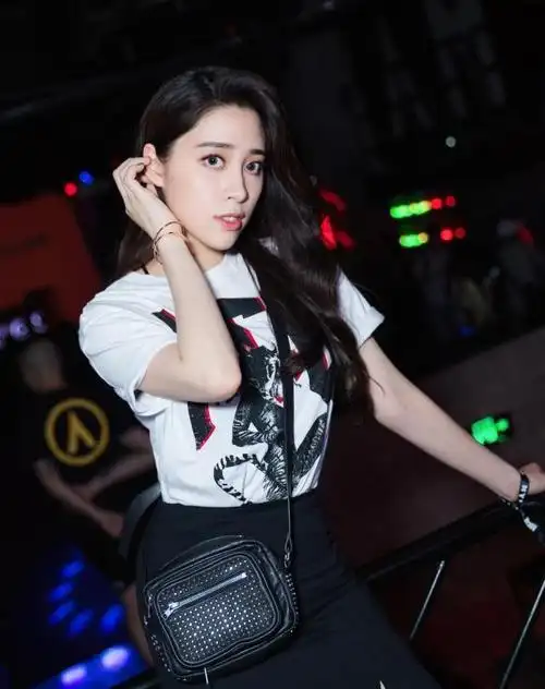 欧阳妮妮言论引争议涉及到欧阳娜娜和三妹吃瓜群众敢说