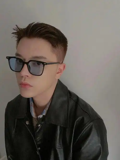 男菱形脸适合什么发型