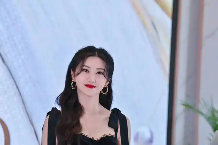 景甜空降武汉黑裙惊艳 唇红齿白真人间富贵花