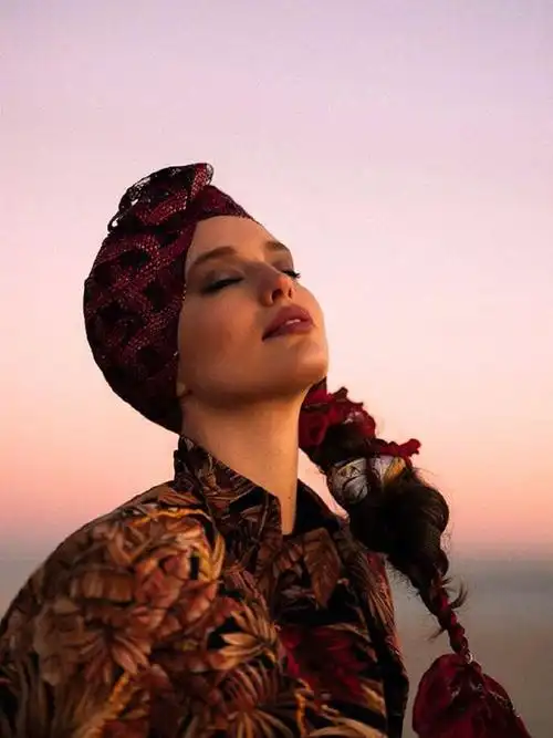 在穿着保守的阿拉伯超模怎么拍杂志