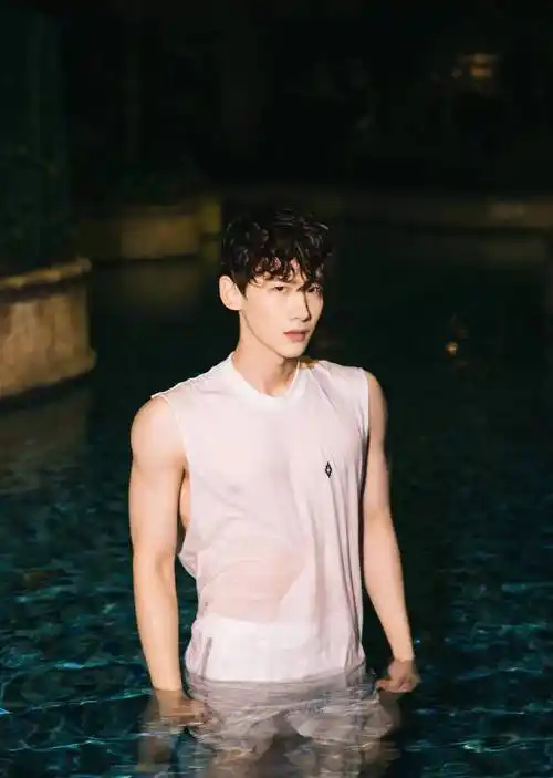 原创穿衣显瘦脱衣有肉的男明星谁不爱啊2022男明星腹肌卷起来吧