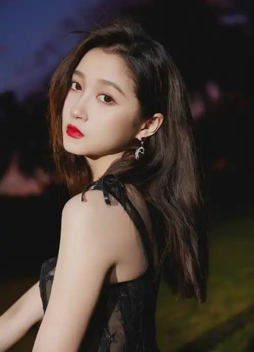 gq人物盛典##关晓彤拿仙女棒走红毯