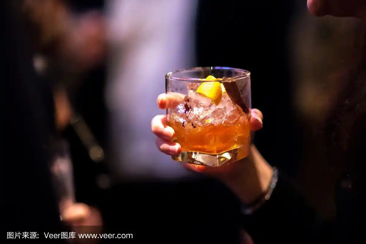 女孩手拿一杯威士忌鸡尾酒