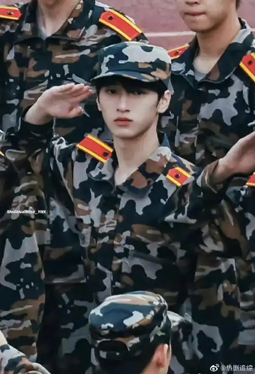 严浩翔军训踢正步饭拍照##严浩翔 云程发轫万里可期