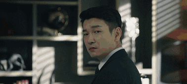 曹承佑通过这些微乎其微的表情向我们展现的是一个在商界混久了的普通