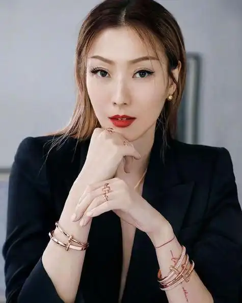 51岁郑秀文暴瘦20斤认不出!