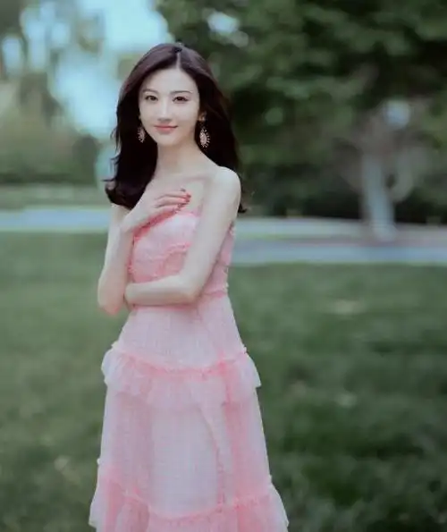 景甜新造型曝光牛奶肌白到发光穿粉色裙子被吐槽过于廉价
