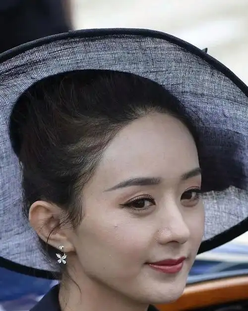 赵丽颖生图,她五官很精致,但是皮肤不白毛孔比较大,气质一直小家碧玉