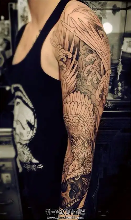 男性凤凰花臂纹身未完成
