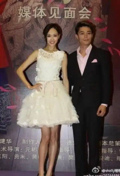 唐嫣霍建华同吃盒饭甜蜜似情侣 暧昧疗情伤/图