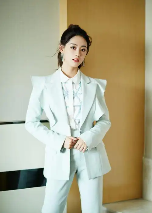 祝绪丹一身浅豆沙绿套装搭配清爽马尾阳光又俏皮甜美极了