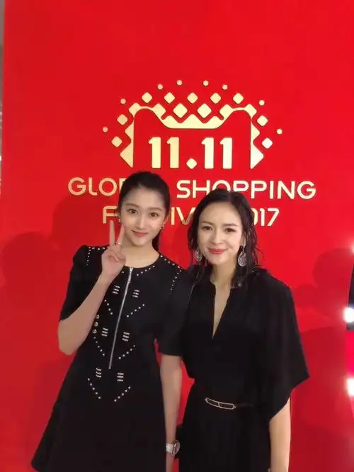 组图:关晓彤合影章子怡乖巧举v 一主持又气场全开