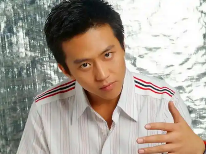 邓超:北漂住窝棚,大姐患癌,父亲得尿毒症,他拼命拍戏挣钱