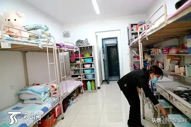 4月5日上午,乌鲁木齐职业大学,工作人员正在校园大门内布置医学观察室