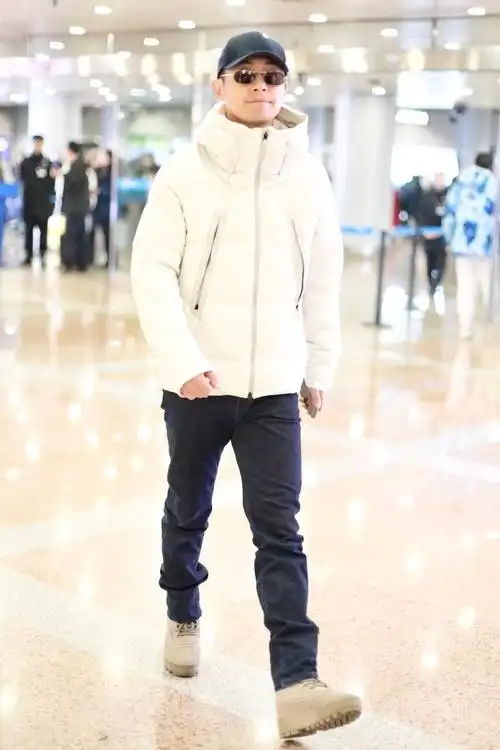 朱亚文轻简造型走机场,白色羽绒服保暖时尚,180cm腿可不够长