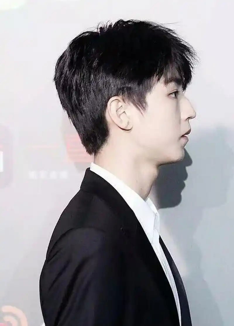 gif创作人# 王俊凯侧颜大赏,五官端正,气质优越,只能说绝了!