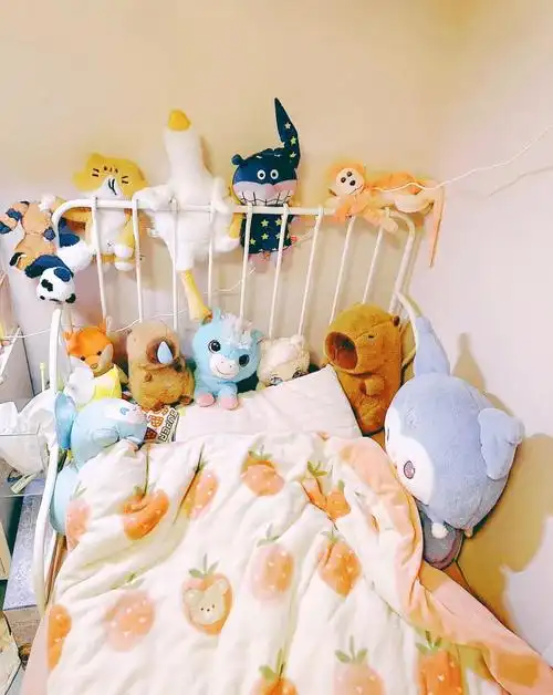 都喜欢把夹来娃娃放满床头,玩得时候抱抱贴贴,甚至直接入口亲亲,咬咬