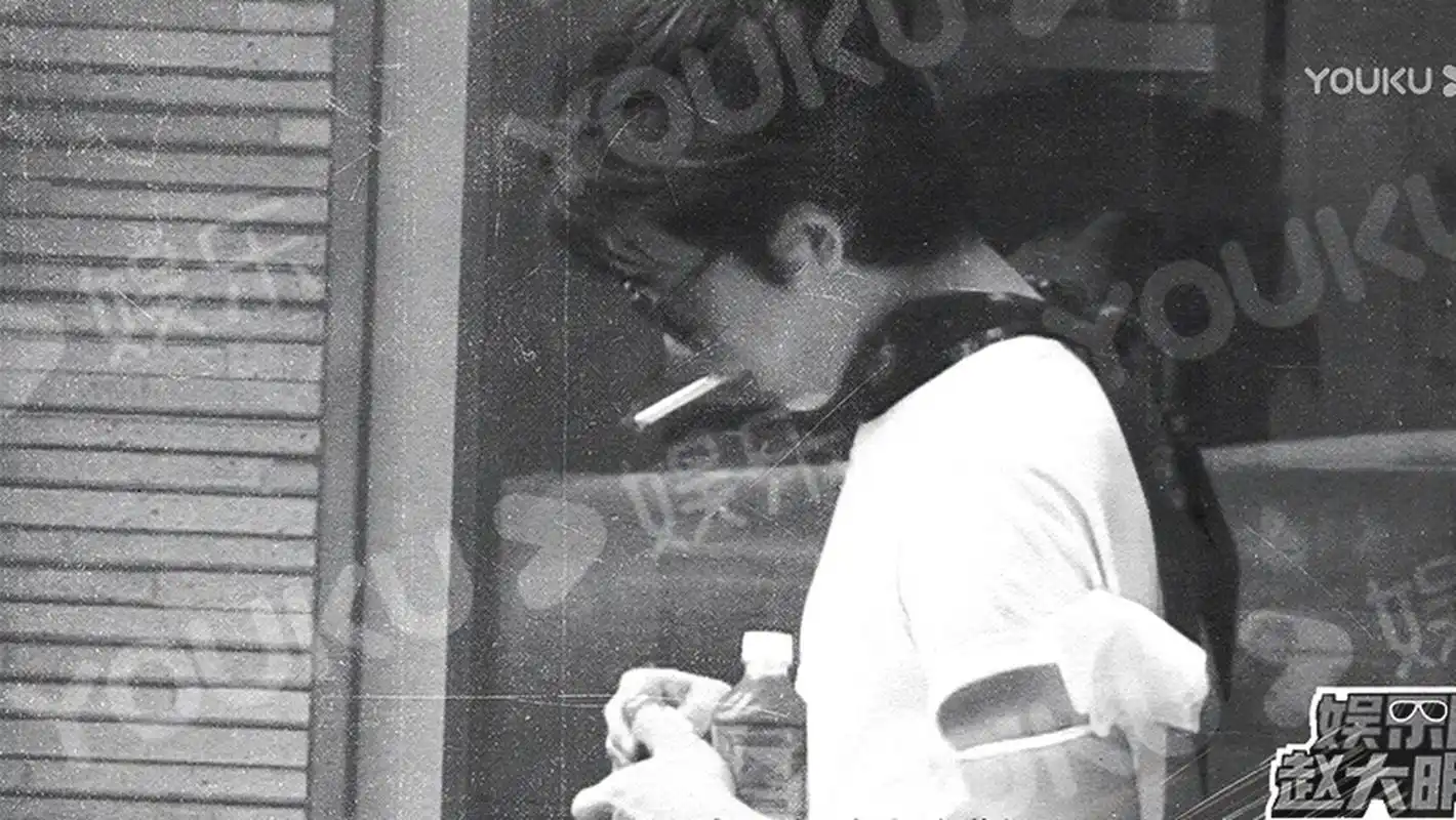 评论区提到的井柏然早期的吸烟图 67  当时这个狗仔偷拍上热搜 记得