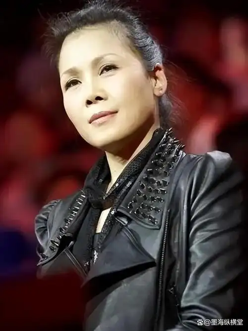 主持人问田震:你如何评价那英?田震冷冷地回答:她不配!