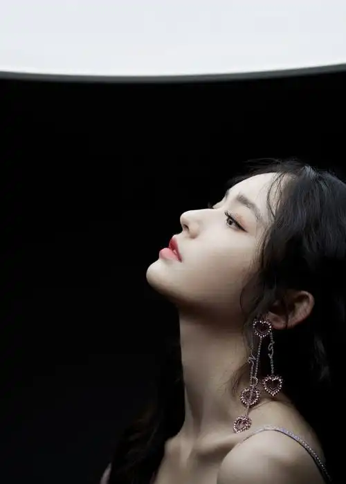 林允穿露肩粉色短裙身材妖娆 装扮甜美又不失性感