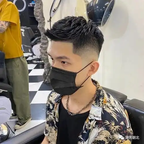 向来都是爱剪多短剪多短,其实除了寸头发型之外,这种短飞机头发型也是