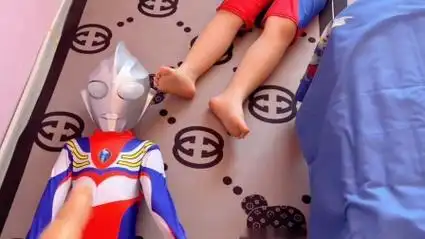 迪迦奥特曼的无敌臭脚把六六熏晕了