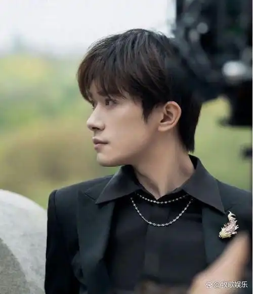 tfboys合体路透照曝光,易烊千玺与王俊凯错位牵手,粉丝直呼破防