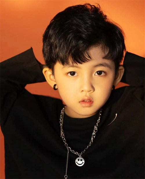 小男孩夏季短发示范 烫发or铲青雕刻超帅_儿童发型 - 美发站