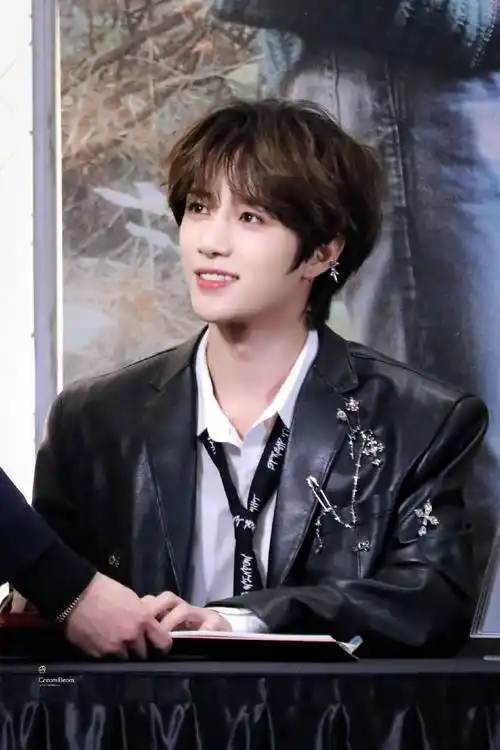 崔杋圭皮西装造型##崔杋圭签售会饭拍图