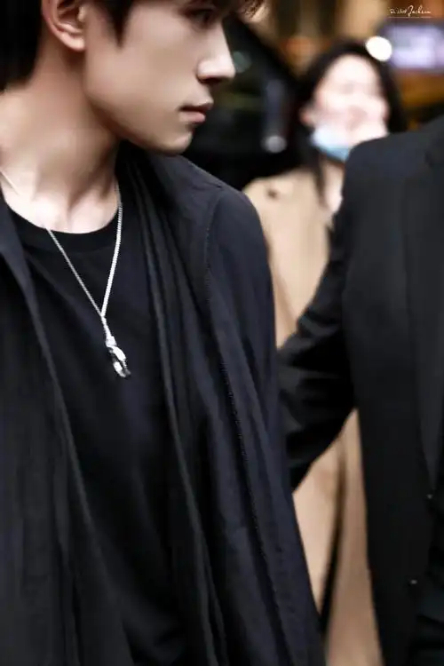 易烊千玺呆毛#羡慕能拍到千玺的人,本人比照片更好看,这完美的瓜噜