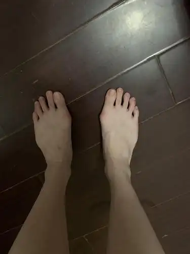 我不相信有女生的脚比我的还宽,脚趾更长
