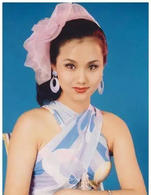 不了穷人的李颖,入行多年无绯闻,感情生活至今是谜_小时候_角色_挂历