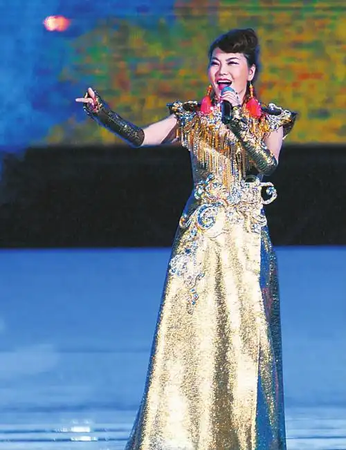 乌兰图雅演唱歌曲《套马杆》