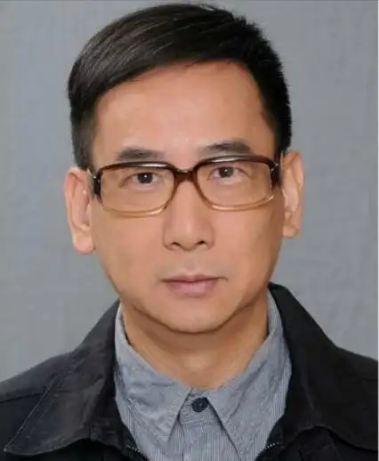 艾威年青一辈的配角中艾威算是比较出彩的一个,外形一般,但很有性格.