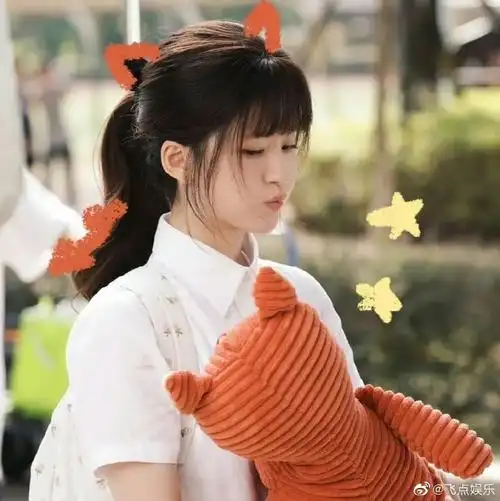 《偷偷藏不住》里面的赵露思真的给我们贡献了好多头像,表情包呀,看得