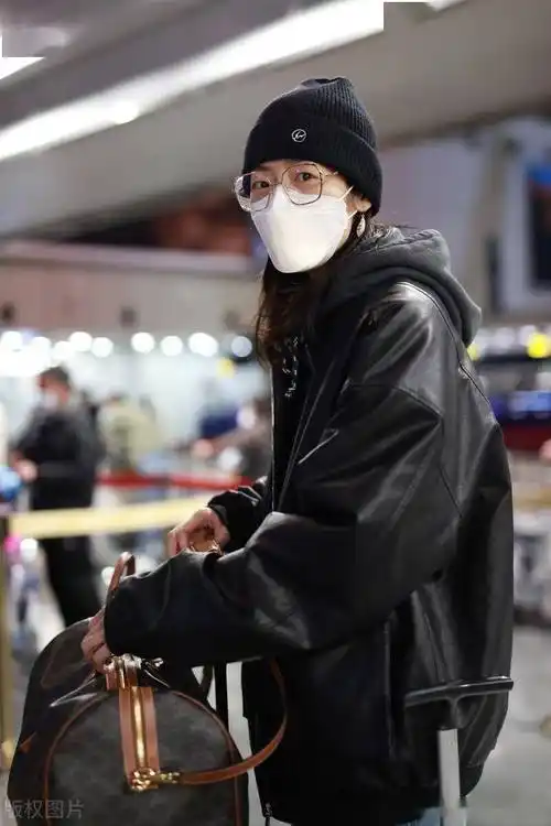 2023年2月21日,北京,刘雯机场街拍.