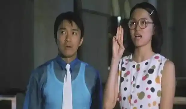 让我马上想起周星驰电影《百变星君》里梁咏琪扮演的那个钢牙妹