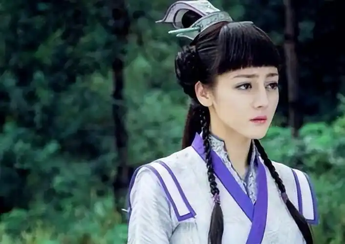 "金鹰女神"迪丽热巴:靠杨幂爆红,工作四年无休,沦为无戏可拍