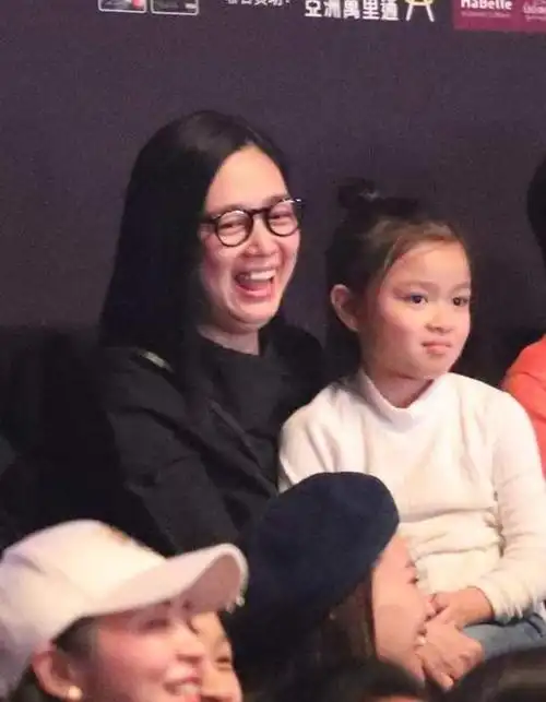 刘德华双眼红肿送亡父年迈刘母悲伤露面被护送提早离开灵堂