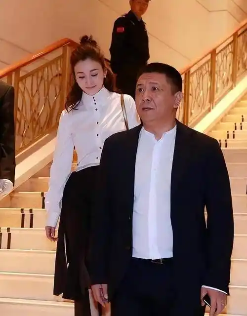 比如,李小冉和比富豪大6岁的丈夫李佳宁出席活动时,善于打理衣服的