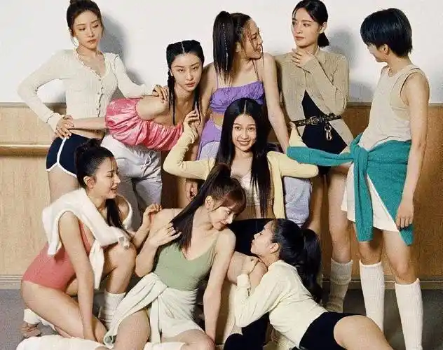 原创青春有你2选手芭莎合照虞书欣站c位大家却都在关注刘雨昕