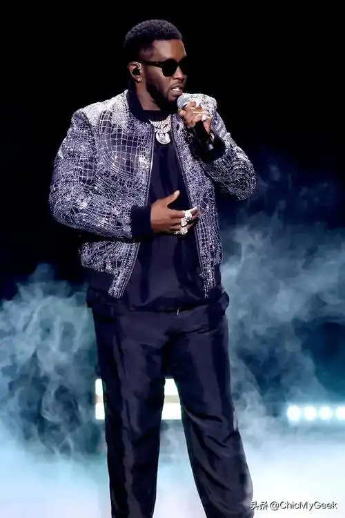 贾斯汀·比伯被疑15岁时遭嘻哈大亨吹牛老爹潜规则!