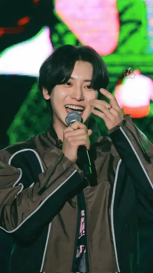 朴灿烈#灿烈的笑比绽放的烟花还要耀眼