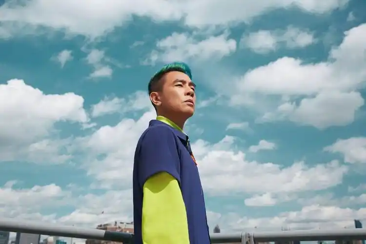 应采儿po陈小春女装照片,网友:我瞎了应采儿昨天在网上 po 了一段视频