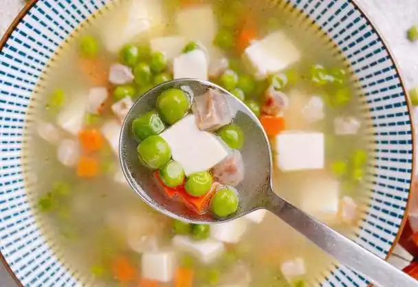 春天要多吃豌豆,加3种食材煮汤喝,营养不油腻,5分钟就能出锅
