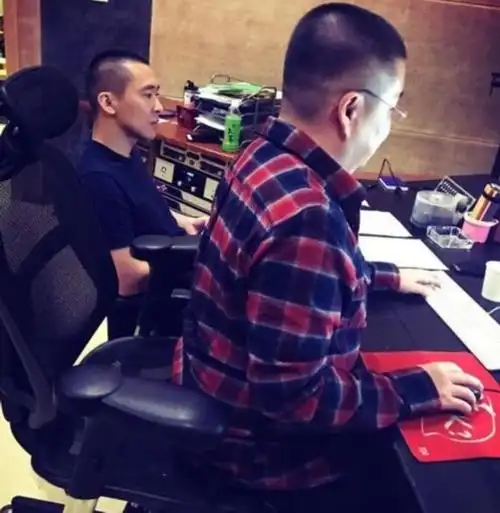 徐静蕾晒黄立行工作照 男友专注超酷