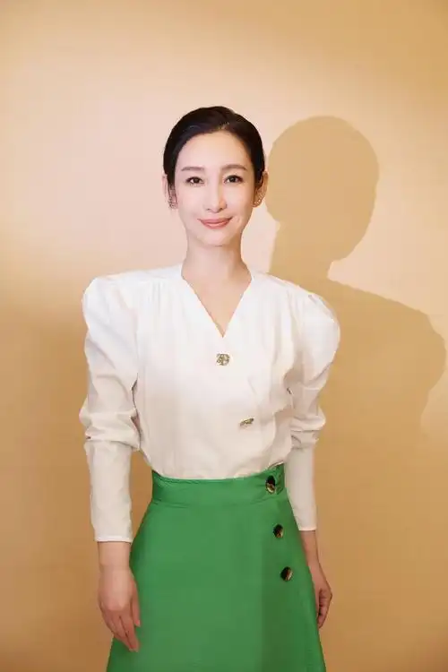 原创秦海璐衣品真的好穿大地色大衣套装保暖又洋气气场全开真惹眼